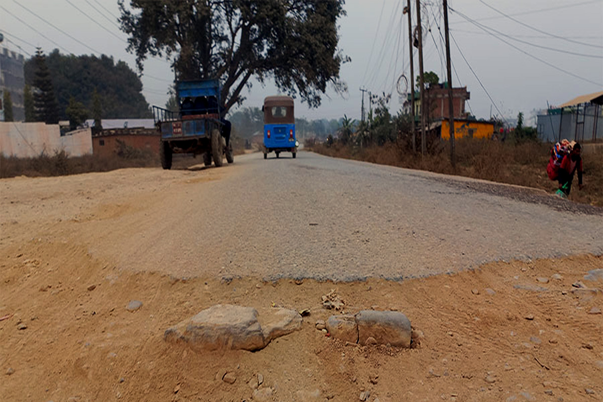 सडक निर्माणको तिन वर्षमा ७ प्रतिशत कामः स्थानीयलाई सधै सास्ती